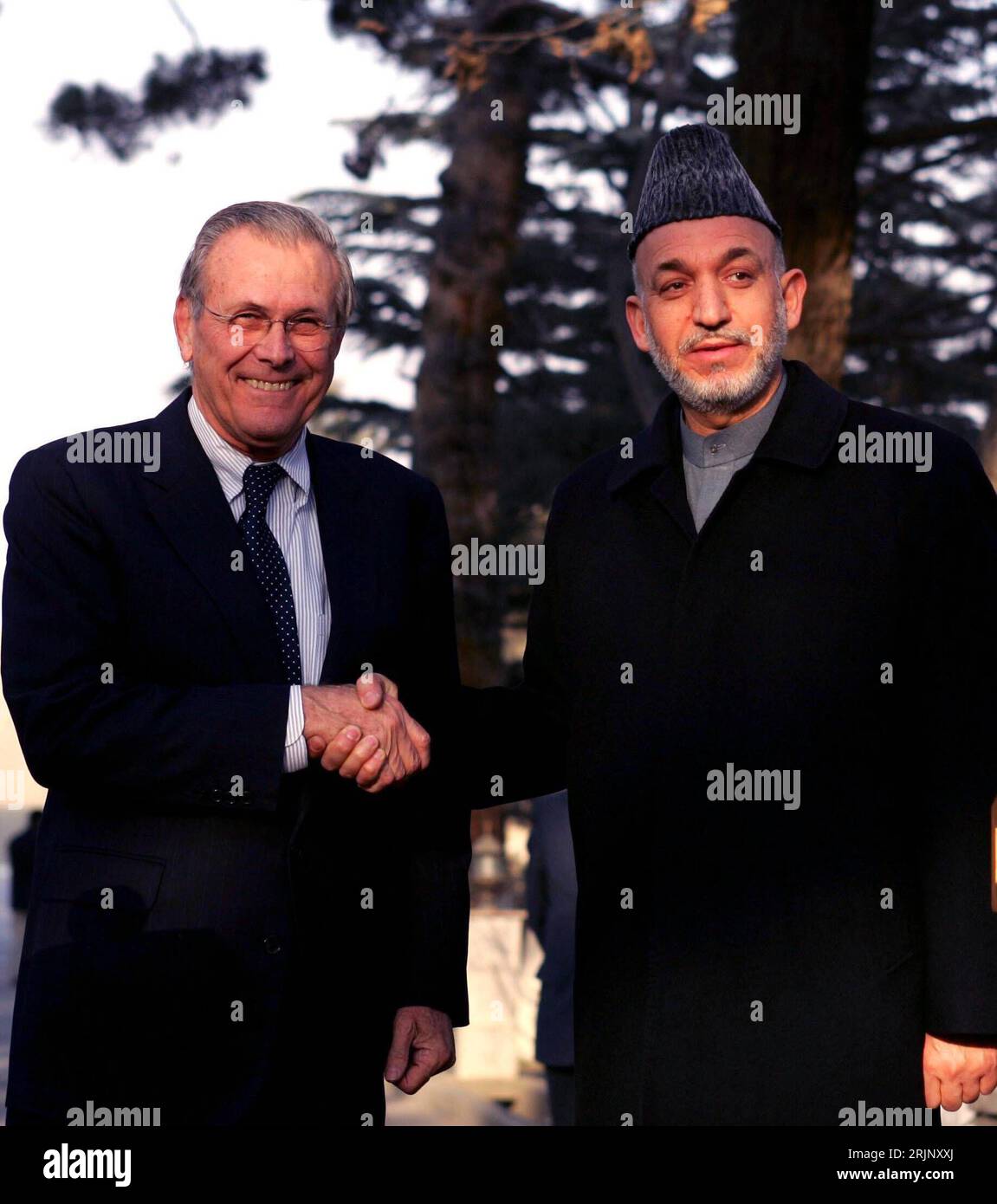 Donald Rumsfeld (li., USA/Verteidigungsminister USA) und Hamid Karzai (AFG/Staatspräsident Afghanistan) geben sich die Hände während eines pressetermins in Kabul PUBLICATIONxNOTxINxCHN Banque D'Images