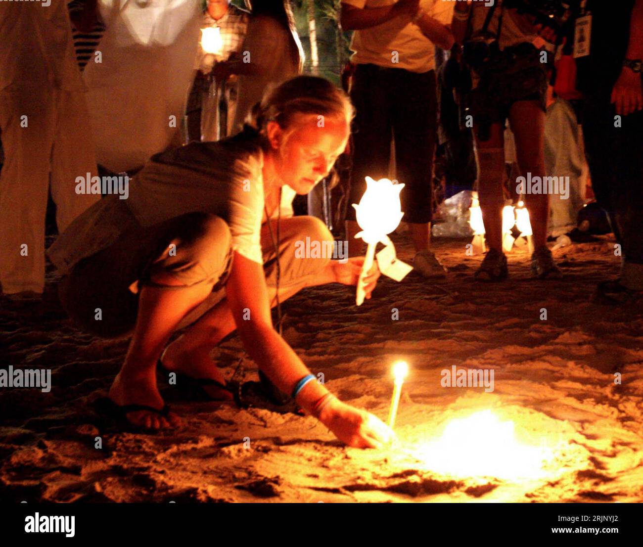 Bildnummer : 51038493 Datum : 26.12.2005 Copyright : imago/Xinhua Junge Frau entzündet eine Kerze für ihren durch den tsunami umgekommenen Angehörigen am Strand von Khao Lak BEI Nacht - Provinz Phangnga - PUBLICATIONxNOTxINxCHN, Personen, Restlichtaufnahme ; 2005, Phangnga, Phang Nga, tsunami-Katastrophe, Trauerzeremonie, Gedenkfeier, Gedenken, Erinnerung, Erster, 1. Jahrestag, Anteilnahme, Trauer, Trauernde, nachts, Nacht, Kerze, Kerzen, entzünden, anzünden, brennen, brennt, brennend, Laterne, Laternen, Angehörige, Angehöriger, Familienangehörige, Familienangehöriger; quer, Kbdig, Einzelbild, Banque D'Images