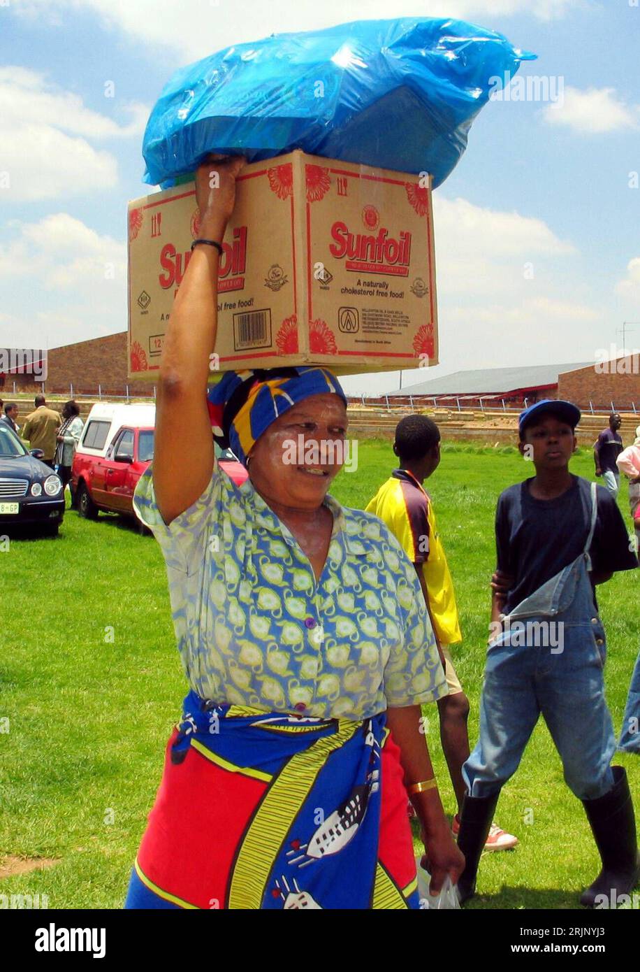 Bildnummer : 51038557 Datum : 04.12.2005 Copyright : imago/Xinhua Frau mit schwerer Last auf dem Kopf - Johannesburg - PUBLICATIONxNOTxINxCHN, Personen , Anstrengung ; 2005, Johannesburg, Südafrikaner, Südafrikanerin, Einheimischer, Einheimische, Land, Leute, auf dem Kopf tragen, trägt, tragend, Last, Lasten, transportieren, transportiert, transportierend ; , hoch, Kbdig, Einzelbild, close, Südafrika, / Gesellschaft, Arbeitswelten, Lastenträger, Lastenträgerin ; Aufnahmedatum geschätzt Banque D'Images