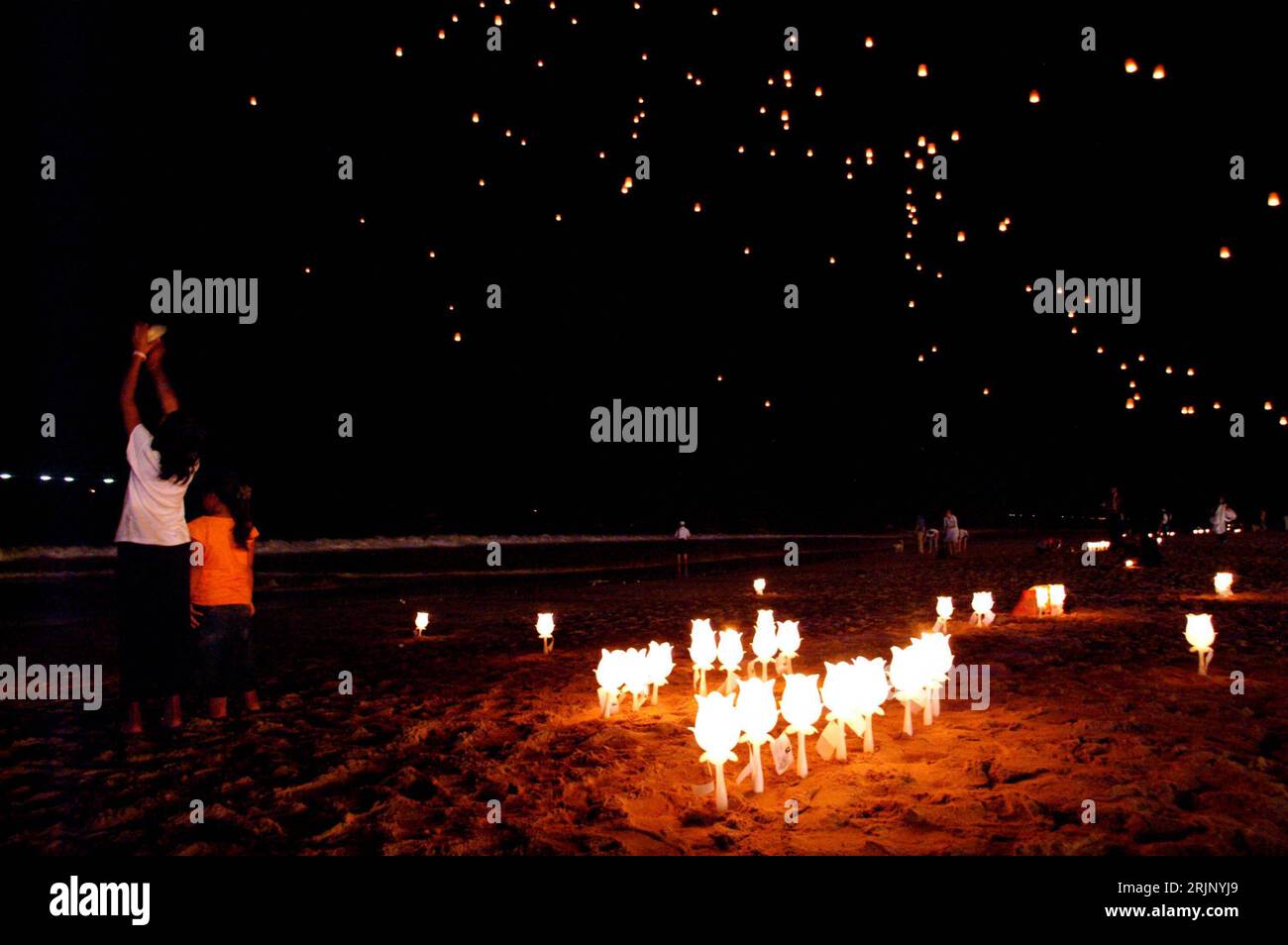 Bildnummer : 51038480 Datum : 26.12.2005 Copyright : imago/Xinhua Angehörige gedenken mit brennenden Kerzen und freischwebenen Laternen der Opfer der tsunami-Katastrophe vor eine Jahr am Strand von Khao Lak BEI Nacht - Provinz Phangnga - PUBLICATIONxNOTxINxCHN, Personen, Landufnahschaft, Resthlichme, 2005 PhangNga, Phang Nga, tsunami-Katastrophe, Trauerzeremonie, Gedenkfeier, Gedenken, Erinnerung, Erster, 1. Jahrestag, Anteilnahme, Trauernde, nachts, Nacht, Kerze, Kerzen, brennen, brennt, brennend, Laterne, Laternen, Angehörige, Angehöriger, Familienangehörige, Familienangehöriger ; , quer, Ko Banque D'Images