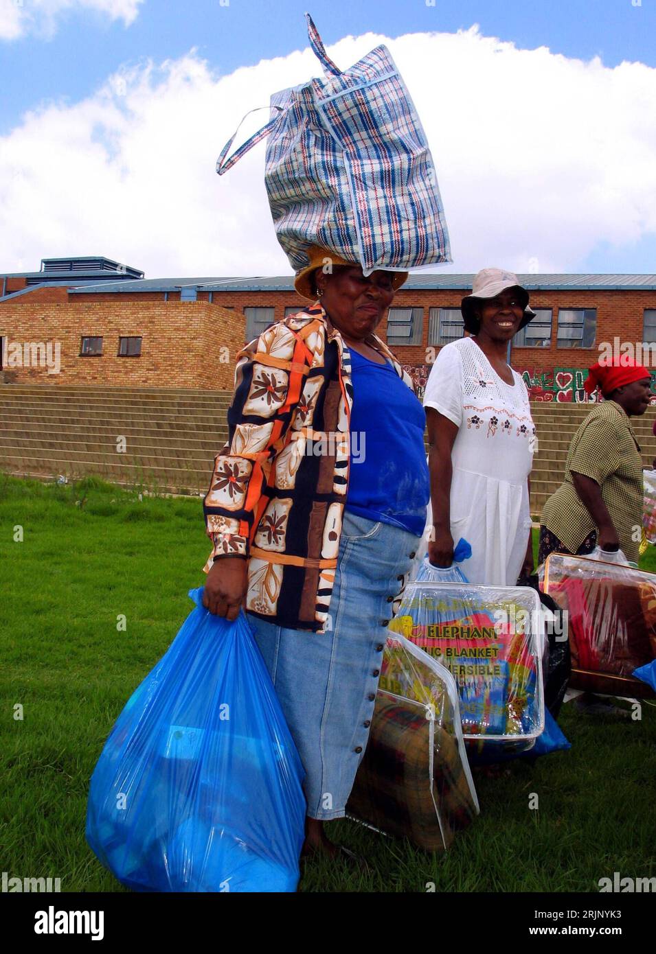 Bildnummer : 51038490 Datum : 15.02.2005 Copyright : imago/Xinhua Frau trägt eine vollbepackte Einkaufstasche auf ihrem Kopf - Johannesburg - PUBLICATIONxNOTxINxCHN, Personen , optimistisch ; 2005, Johannesburg, Südafrikaner, Südafrikanerin, Einheimischer, Einheimische, Land, Leute, auf dem Kopf tragen, trägt, tragend, Last, Lasten, transportieren, transportiert, transportierend, Säcke, Einkauf, Einkäufe, lächelt ; , hoch, Kbdig, Gruppenbild, Südafrika, / Gesellschaft, Arbeitswelten, Lastenträger, Lastenträgerin ; Aufnahmedatum geschätzt Banque D'Images