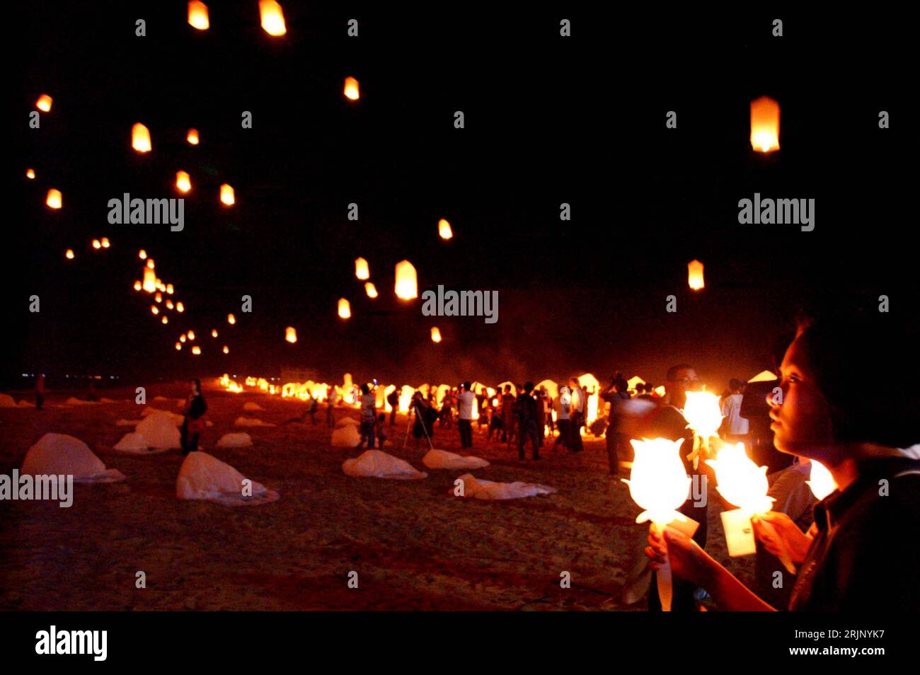 Bildnummer : 51038470 Datum : 26.12.2005 Copyright : imago/Xinhua Angehörige gedenken mit brennenden Kerzen und freischwebenen Laternen der Opfer der tsunami-Katastrophe vor eine Jahr am Strand von Khao Lak BEI Nacht - Provinz Phangnga - PUBLICATIONxNOTxINxCHN, Personen, Landufnahschaft, Resthlichme, 2005 PhangNga, Phang Nga, tsunami-Katastrophe, Trauerzeremonie, Gedenkfeier, Gedenken, Erinnerung, Erster, 1. Jahrestag, Anteilnahme, Trauernde, nachts, Nacht, Kerze, Kerzen, brennen, brennt, brennend, Laterne, Laternen, Angehörige, Angehöriger, Familienangehörige, Familienangehöriger ; , quer, Ko Banque D'Images