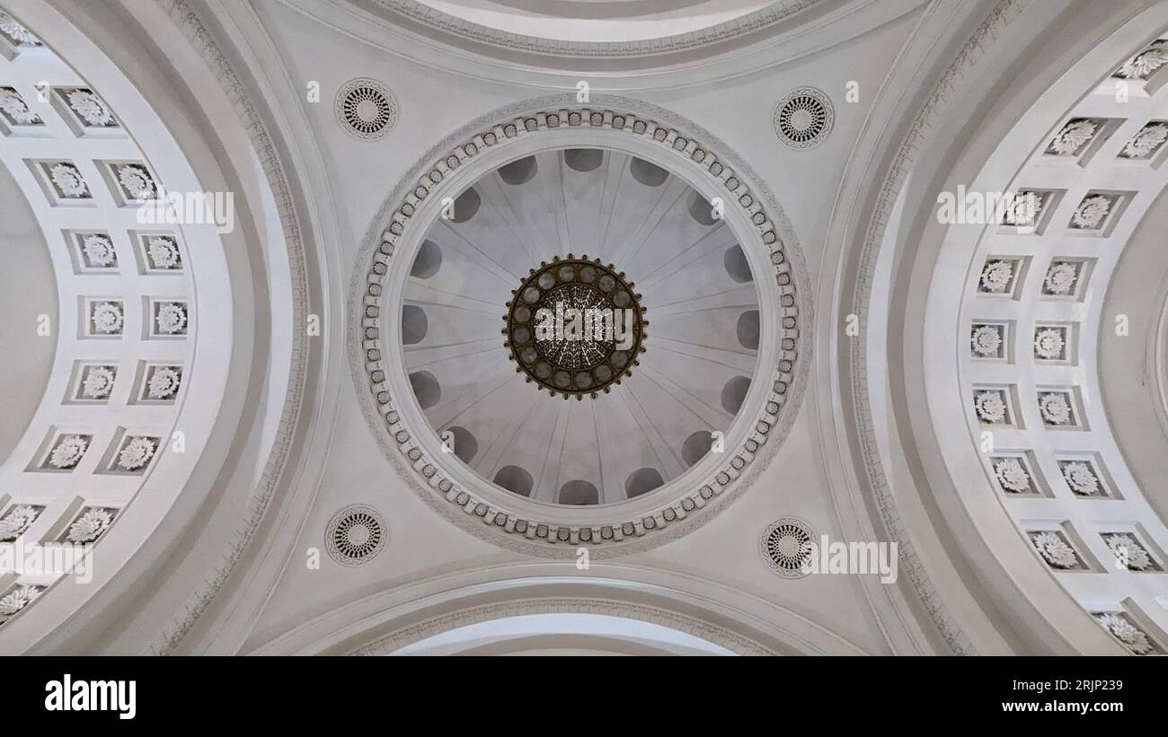 Un haut plafond dans une belle église avec des garnitures blanches et des détails finement conçus Banque D'Images