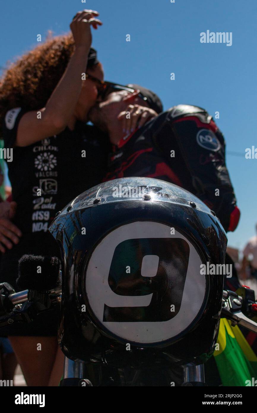 Le pilote Hugo Gonzalez à la ligne d'arrivée de la Bañeza après s'être proclamé champion dans la catégorie Eurotwin Banque D'Images