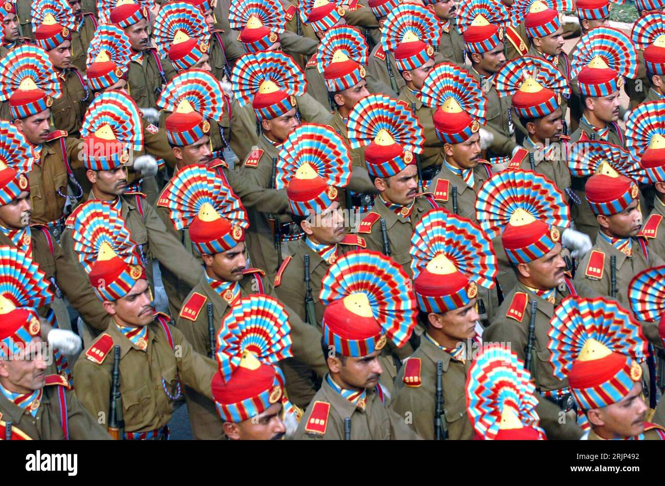 Bildnummer : 51084186 Datum : 18.01.2006 Copyright : imago/Xinhua Indische Soldaten marschieren während einer Probe für die Feierlichkeiten zum 57. Jahrestag der Unabhängigkeit in Neu Delhi - PUBLICATIONxNOTxINxCHN, Personen ; 2006, Neu Delhi, Jahrestag, Jahrestage, Unabhängigkeitstag, Tag der Republik, Nationalfeiertag, Feier, feiern, Jubiläum, Jubiläen, Militärparade, Militärparaden, parade, Paraden, Soldaten, Soldat, Armee, Armeen, marschiert, marschierend, Marsch, indische,; , quer, Kbdig, totale, Indien, , Militaer, Staat, Banque D'Images