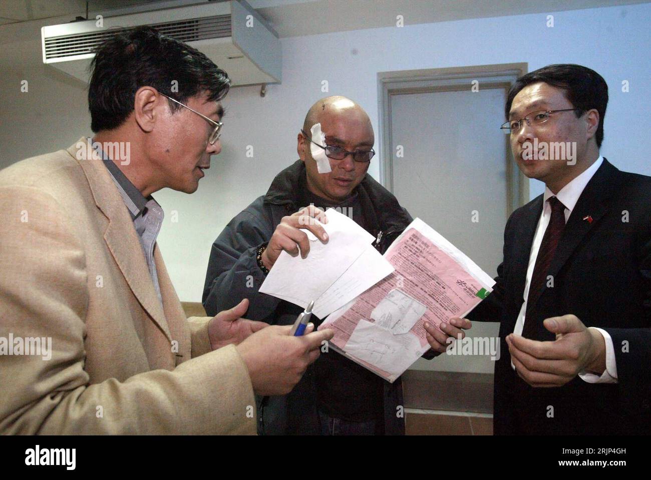 Bildnummer : 51086956 Datum : 31.01.2006 Copyright : imago/Xinhua Chinesisches Unfallopfer unterhält sich mit Mitarbeitern der Chinesischen Botschaft im Krankenhaus in Hurghada nach dem schweren Busunfall mit Touristen im Südosten Ägyptens - PUBLICATIONxNOTxINxCHN, Personen ; 2006, Hurghada, chinesitch, chinesische, chinesischer, Unfall, Busunfall, Unglück, Busunglück, Verkehrsunfall, Verkehrsunfälle, Mann, Männer, chinois, Chinesen ; , quer, Kbdig, Gruppenbild, close, Ägypten, ,, Banque D'Images