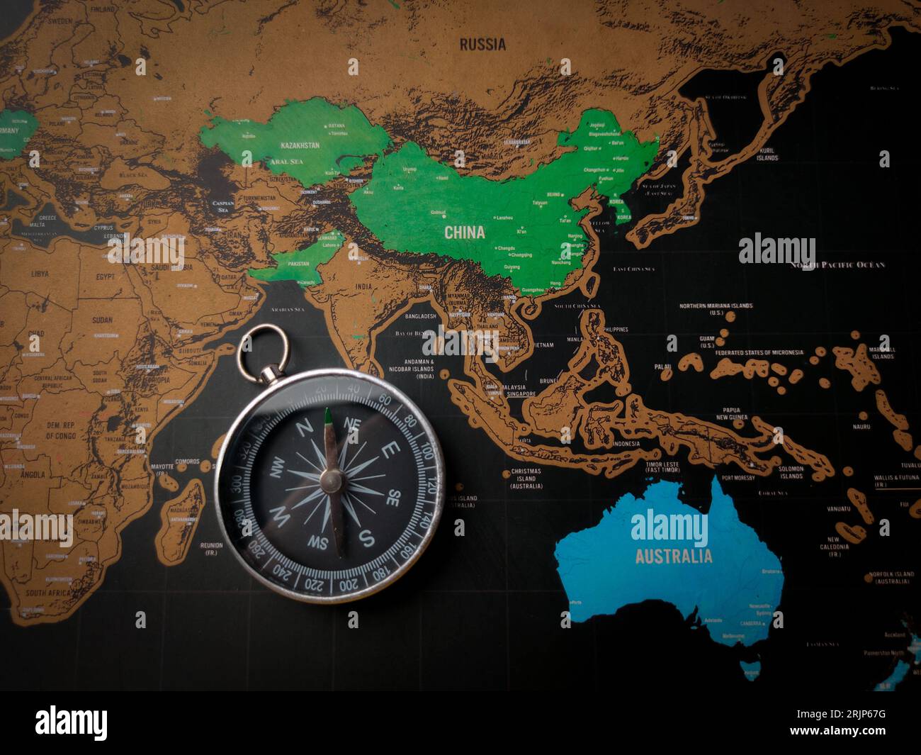 Vue du dessus de la carte du monde et boussole et mise au point sur la carte DE LA CHINE et DE L'AUSTRALIE Banque D'Images