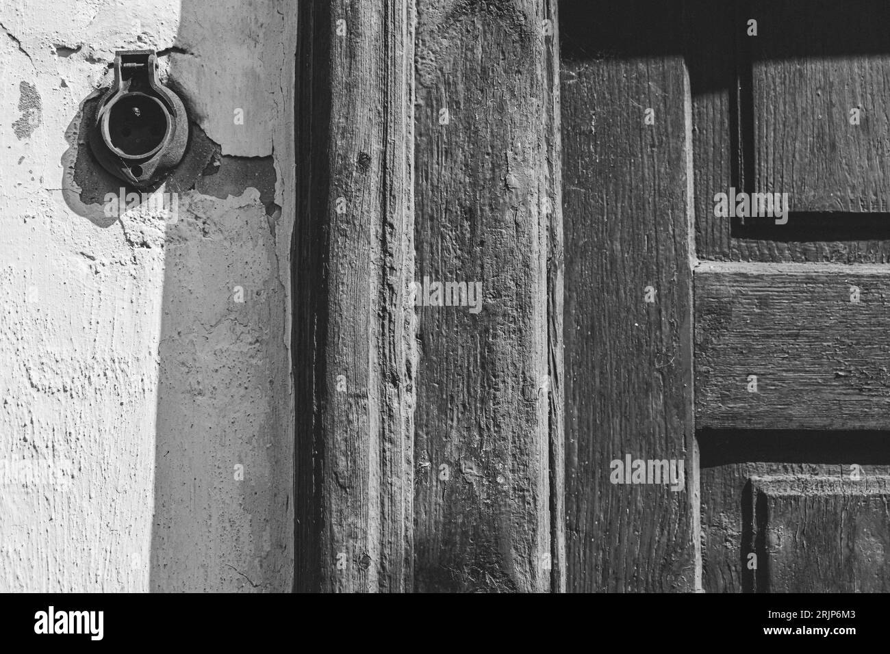 Détail de la vieille porte en bois du moulin, noir et blanc Banque D'Images