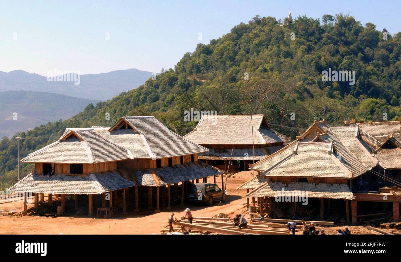 Bildnummer : 51116616 Datum : 08.02.2006 Copyright : imago/Xinhua Typische Wohnhäuser im Freilichtmuseum der - Blang - eine Volksgruppe in China - Xishuangbanna PUBLICATIONxNOTxINxCHN, Landschaft ; 2006, Xishuangbanna, Museum, Museen, Freilichtmuseum, traditionell, traditionelle, traditionelles, , Sehenswürdigkeit, Bulang, Indigenes Volk ; , quer, Kbdig, totale, Wohngebäude, Chine, , Museumsdorf, Museumsdörfer Banque D'Images