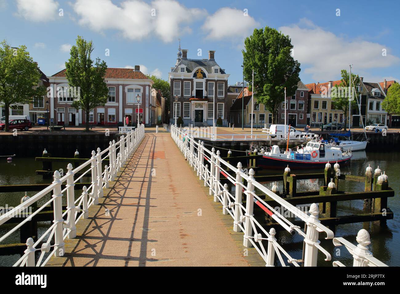 Le Stadhuis (Hôtel de ville) vu du pont Raadhuisbrug à Noorderhaven, Harlingen, Frise, pays-Bas Banque D'Images