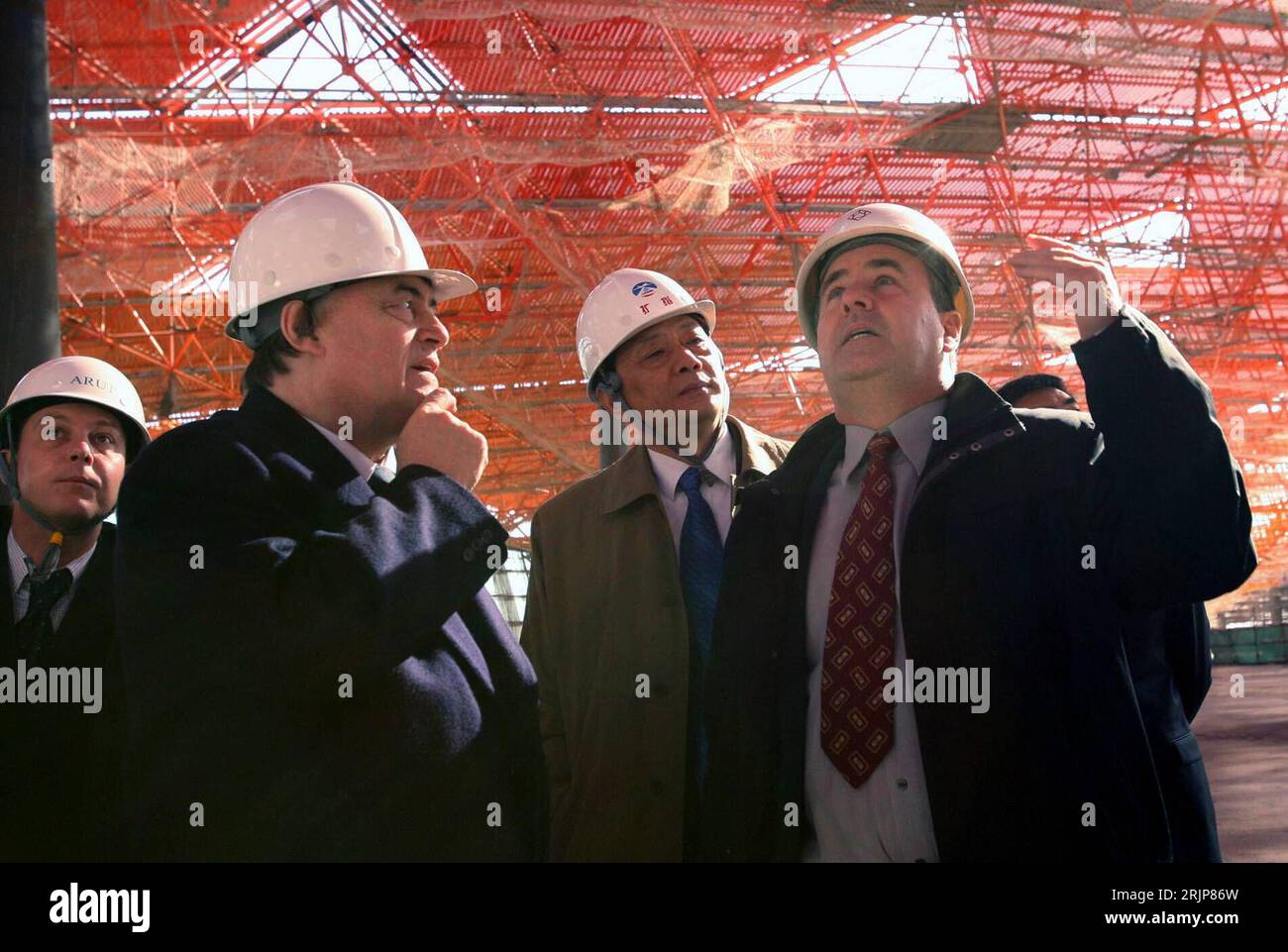 Bildnummer : 51123188 Datum : 23.02.2006 Copyright : imago/Xinhua John Prescott (li., GBR/Vizepremierminister Großbritannien) besichtigt den - Beijing Capital International Airport - in Pékin - PUBLICATIONxNOTxINxCHN, Personen ; 2006, Chengdu, Politiker, Staatsbesuch, Baustelle,,, ; , quer, Kbdig, Gruppenbild, close, internationale Politik, Politik, Chine, Randbild, les gens Banque D'Images