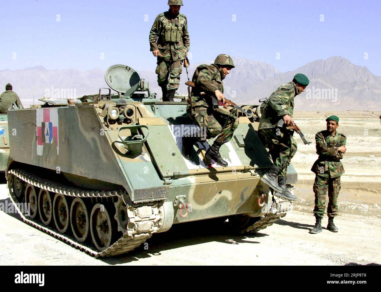 Bildnummer : 51128716 Datum : 26.02.2006 Copyright : imago/Xinhua Soldaten der afghanischen Armee steigen aus ihrem Panzer in Pul-e-Charkhi - Afghanistan - PUBLICATIONxNOTxINxCHN, Personen , Objekte ; 2006, Pul-e-Charkhi, Militäreinsatz, Militäreinsätze, Soldat, Fahrzeuge, Einsatz, Einsätze, Militärfahrzeug, Militärfahrzeuge, Panzerbesatzung, Panzerbesatzungen, Heer ; , quer, Kbdig, Gruppenbild, Afghanistan, , Militaer, Staat / Pol-i-Charki, Pule, Mann, Männer, Afghane, Afghanen, Truppentransporter, M113, M-113, Kaboul Banque D'Images