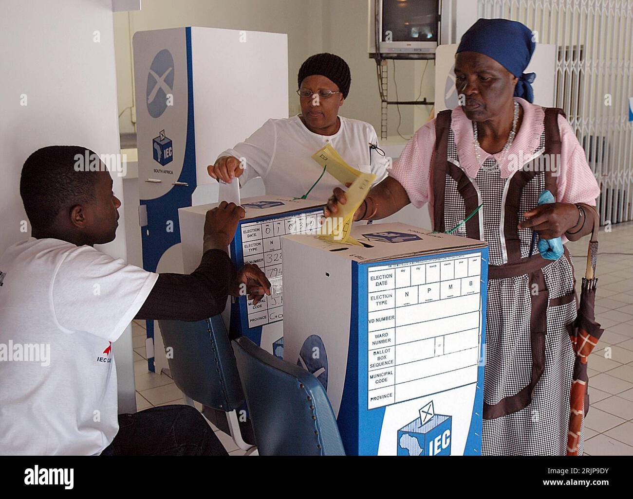 Bildnummer : 51132047 Datum : 28.02.2006 Copyright : imago/Xinhua Frauen geben ihre Stimmzettel für die Kommunalwahlen in einem Wahllokal in Johannesburg ab - PUBLICATIONxNOTxINxCHN, Personen ; 2006, Johannesburg, Wahl, Wahlen, Kommunalwahl, Frau, Einheimischer, Einheimische, Südafrikaner, Südafrikanerin, Wahllokale, wählen, Wähler, Wählerin, Stimmabgabe, Urne, Wahlurne, Urnengang, Wahlhelfer ; , quer, Kbdig, Gruppenbild, Kommunalpolitik, Politik, Südafrika Banque D'Images