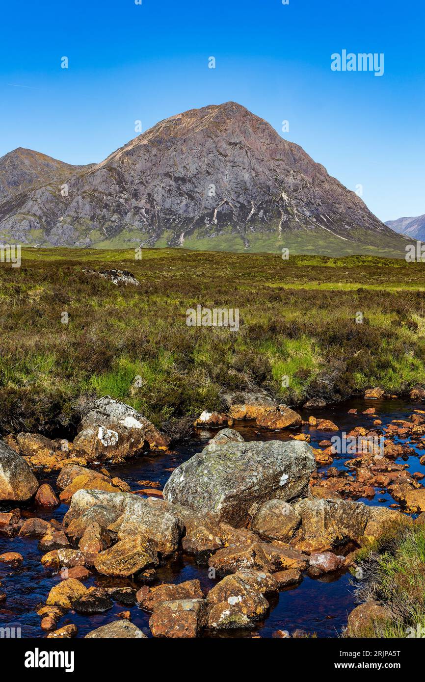 Une petite rivière en face de montagnes spectaculaires (Glen COE, Écosse) Banque D'Images