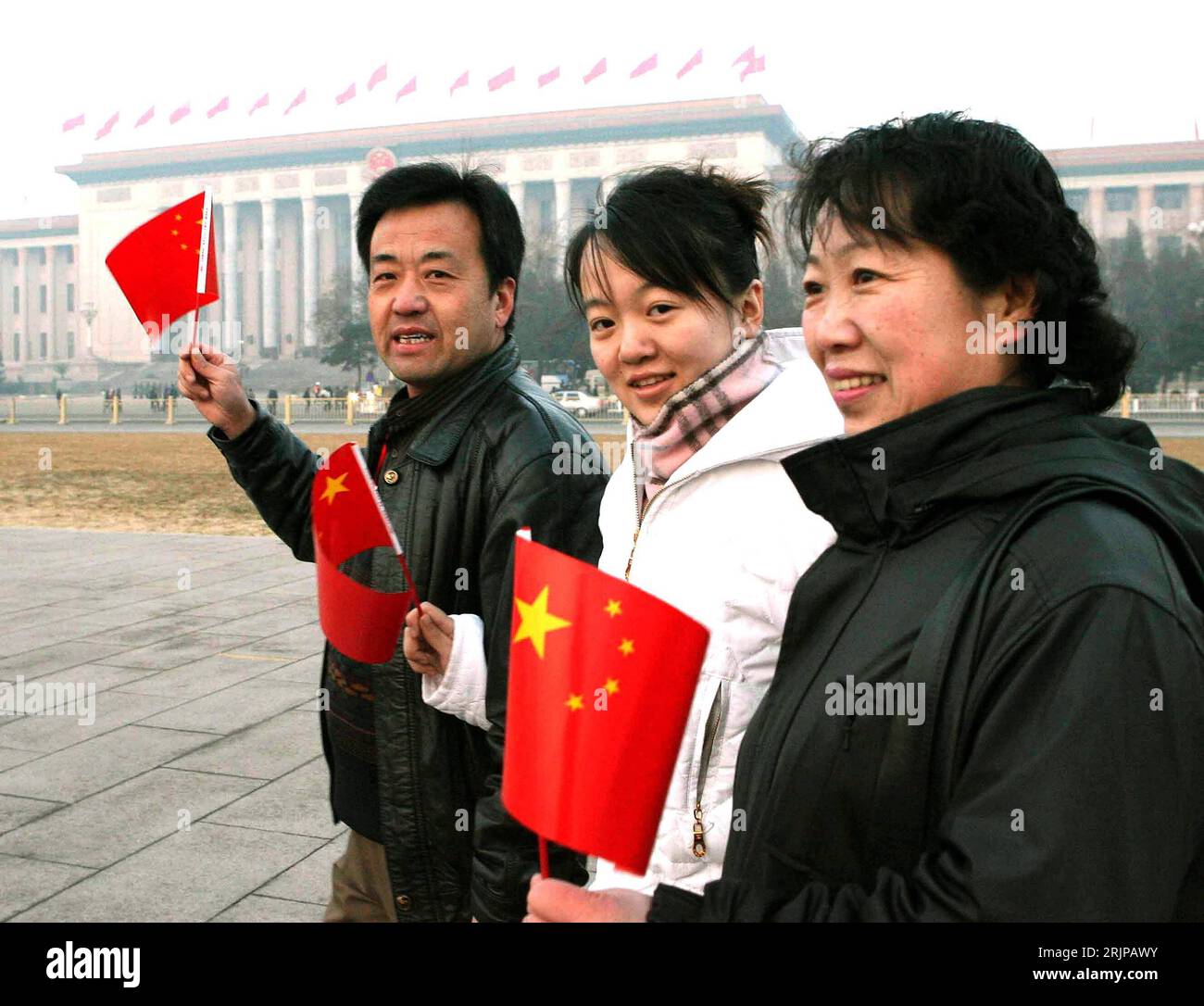 Bildnummer : 51140442 Datum : 05.03.2006 Copyright : imago/Xinhua Familie aus Liaoning auf dem Tiananmen Platz anlässlich der Zeremonie des Hissens der Nationalflagge aufgrund des Volkskongresses in der Großen Halle des Volkes - Pékin PUBLICATIONxNOTxINxCHN, Personen , optimistisch ; 2006, Pékin, Pékin, NPC, Nationaler Volkskongress, 4., 10, vierte, zehnte, Tagung, Sitzung, Parlament, Parlamentssitzung, CPPCC, PKKCV, Politische Konsultativkonferenz des Chinesischen Volkes, NVK, Nationaler Volkskongress, Familien; quer, Kbdig, Gruppenbild, close, Chine, Randbild, Politik o0 Tian an men, anmen Bil Banque D'Images