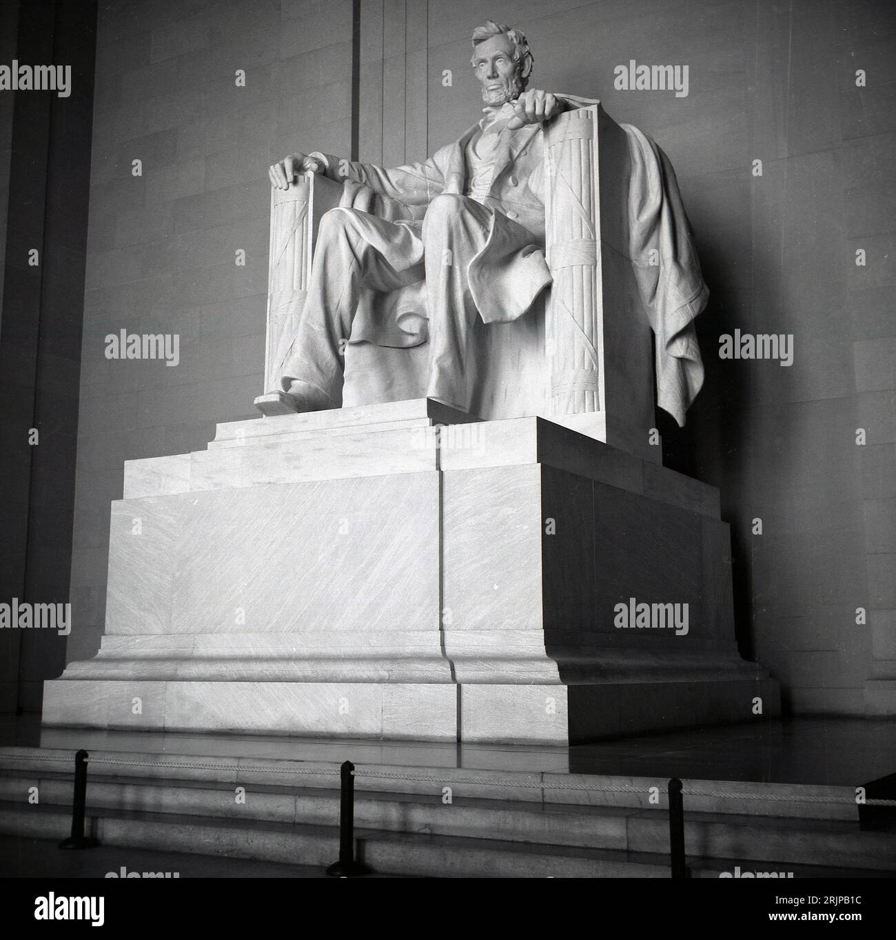 Années 1960, historique, statue d'Arabham Lincoln à l'intérieur du Lincoln Memorial sur le National Mail, Washington DC, États-Unis. Conçue par Daniel Chester French, la grande statue en marbre du 16e président a été achevée en 1920, avec une inauguration officielle en 1922. Banque D'Images