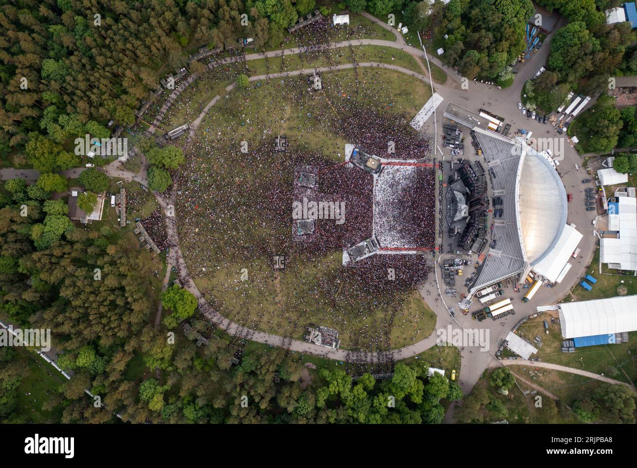Photographie drone de grand concert en plein air dans un parc pendant la soirée d'été Banque D'Images