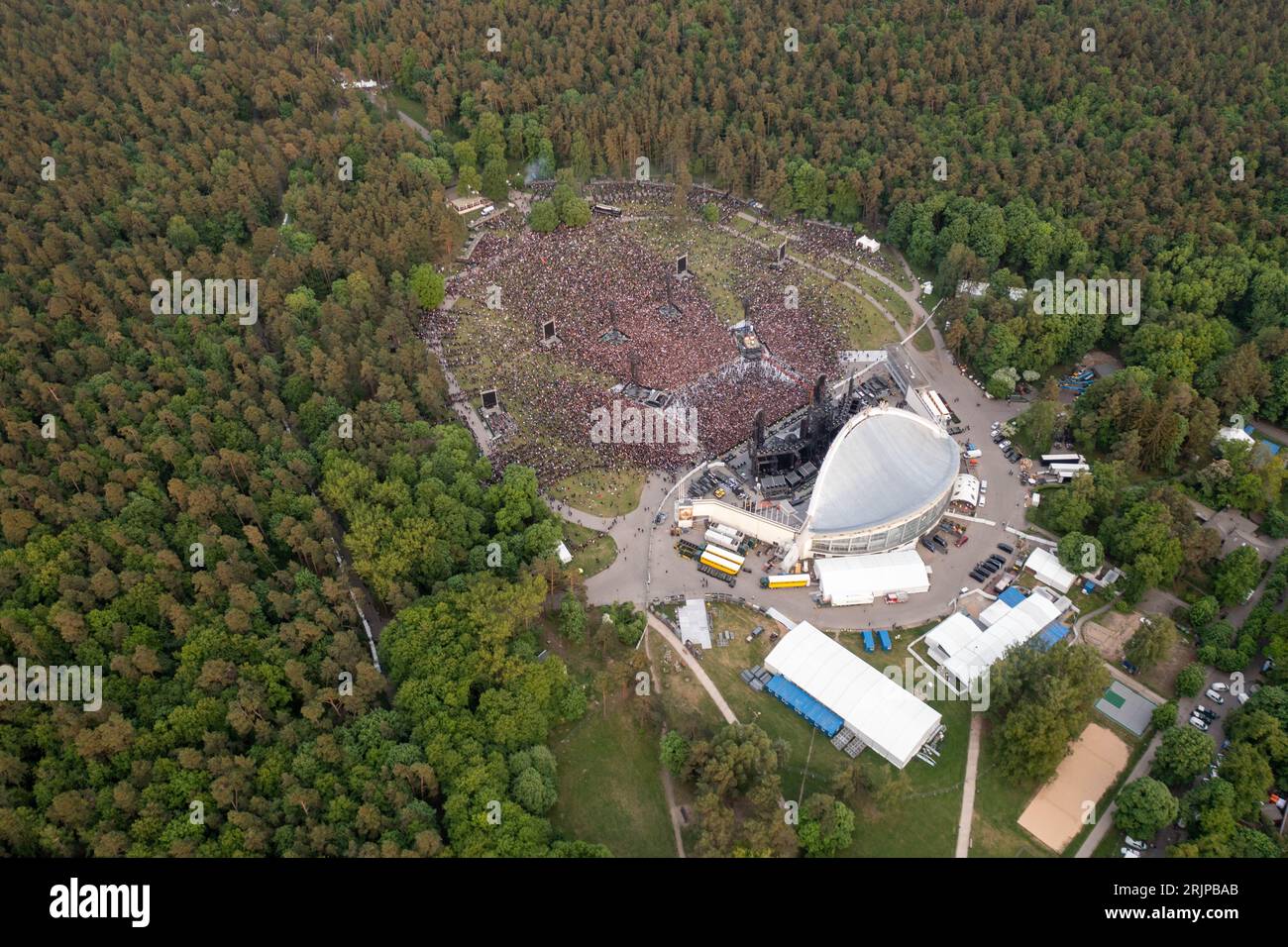 Photographie drone de grand concert en plein air dans un parc pendant la soirée d'été Banque D'Images