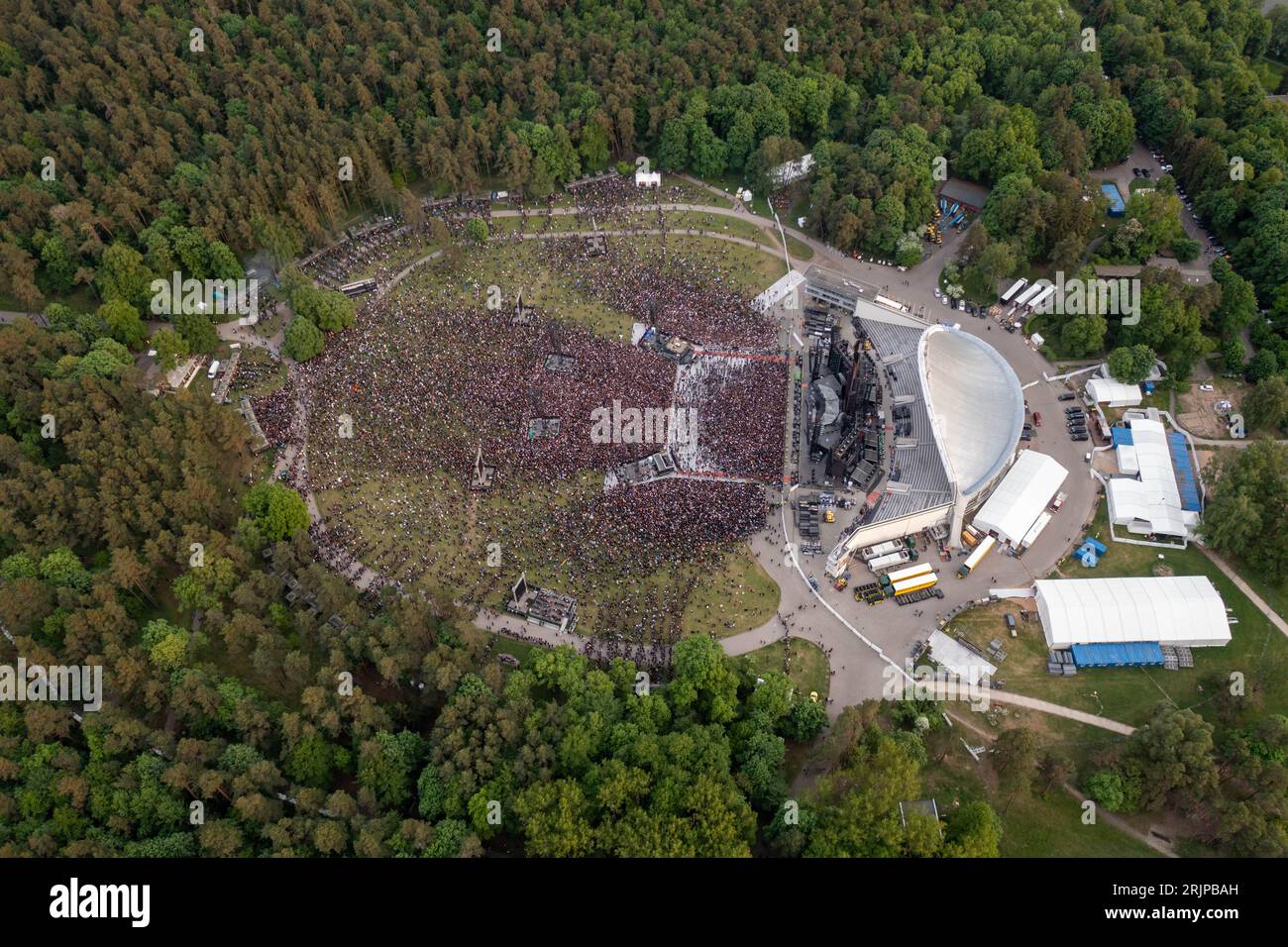 Photographie drone de grand concert en plein air dans un parc pendant la soirée d'été Banque D'Images