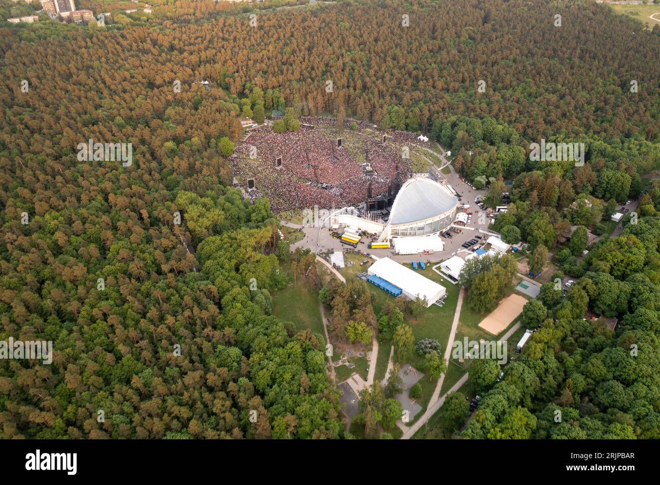 Photographie drone de grand concert en plein air dans un parc pendant la soirée d'été Banque D'Images