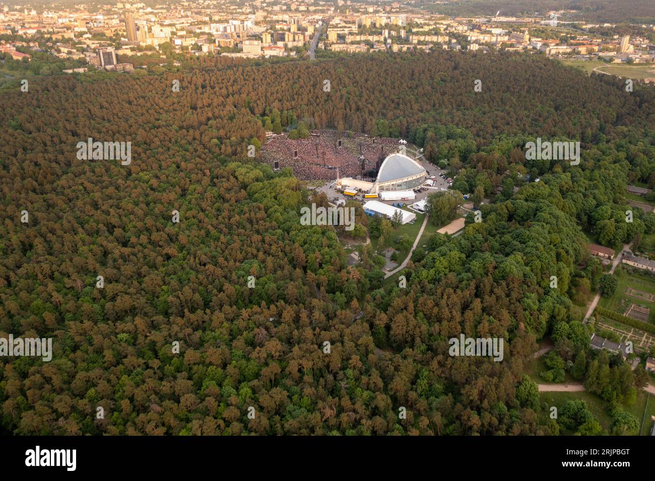 Photographie drone de grand concert en plein air dans un parc pendant la soirée d'été Banque D'Images
