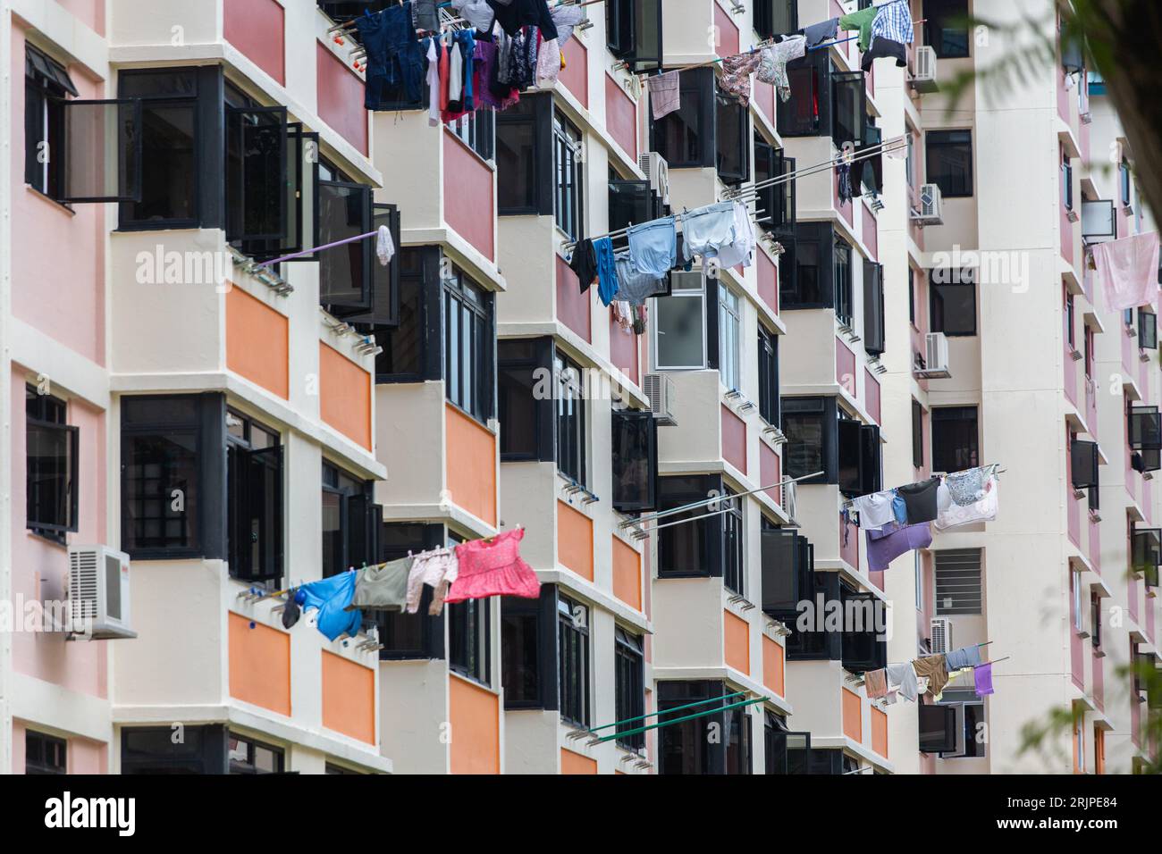 Architecture des appartements de logements publics de Singapour, conception de la cuisine où les corvées de lessive humide du ménage traînent pour sécher les vêtements de lessive. Banque D'Images