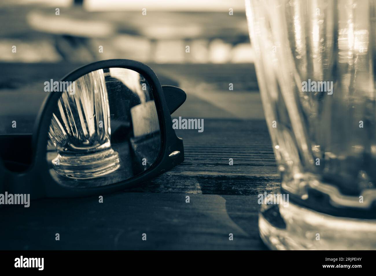 Reflet de la bière pression dans les lunettes de soleil, Noir et blanc, Vysehrad, Prague, République tchèque Banque D'Images