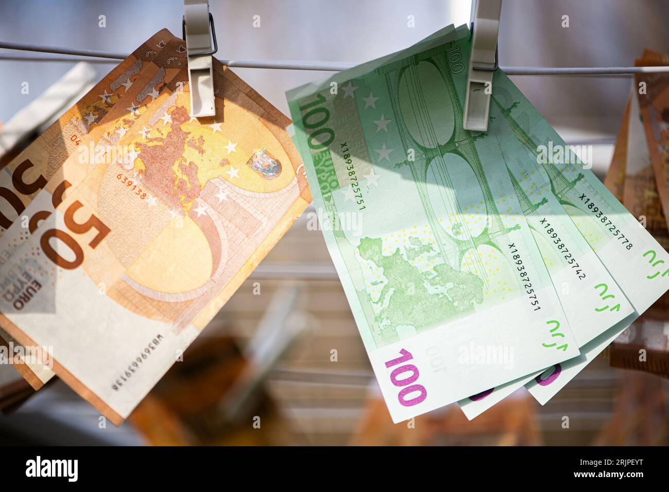 Gros plan d'une série de cinquante cent billets en euros suspendus à une ligne de vêtements Banque D'Images