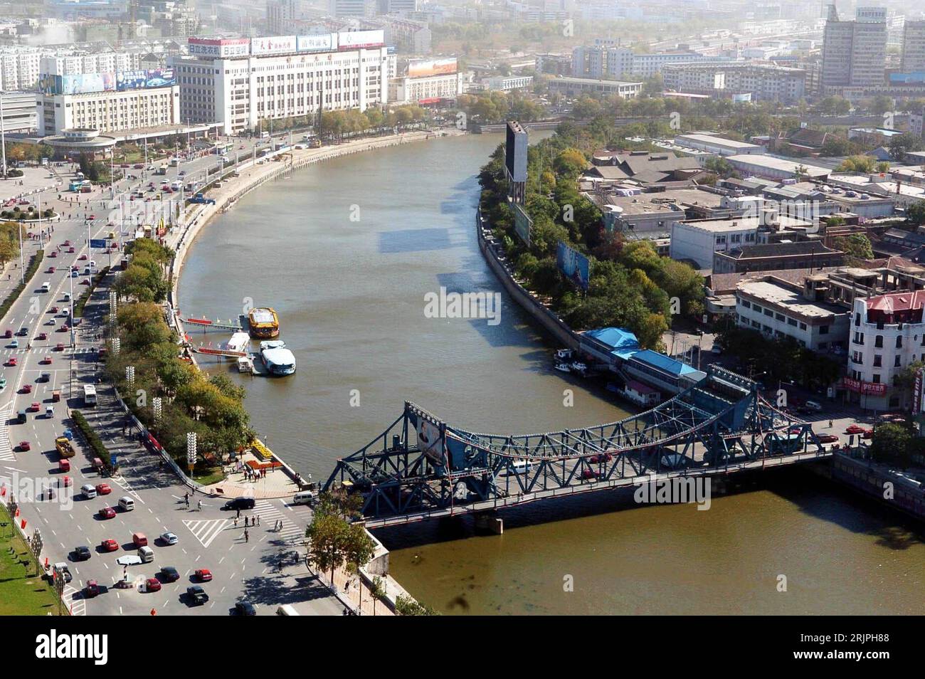 Bildnummer : 51188936 Datum : 04.04.2006 Copyright : imago/Xinhua Jiefang Brücke (Baujahr 1927) über dem Fluss Haihe in Tianjin PUBLICATIONxNOTxINxCHN, , Landschaft , ; 2006, Tianjin, Städte , Brücken, Fluss, Flüsse, BEI an , , ; , quer, Kbdig, totale, Stadtlandschaft, Vogelpersektive, Perspektive, Brücken, Chine, , Banque D'Images