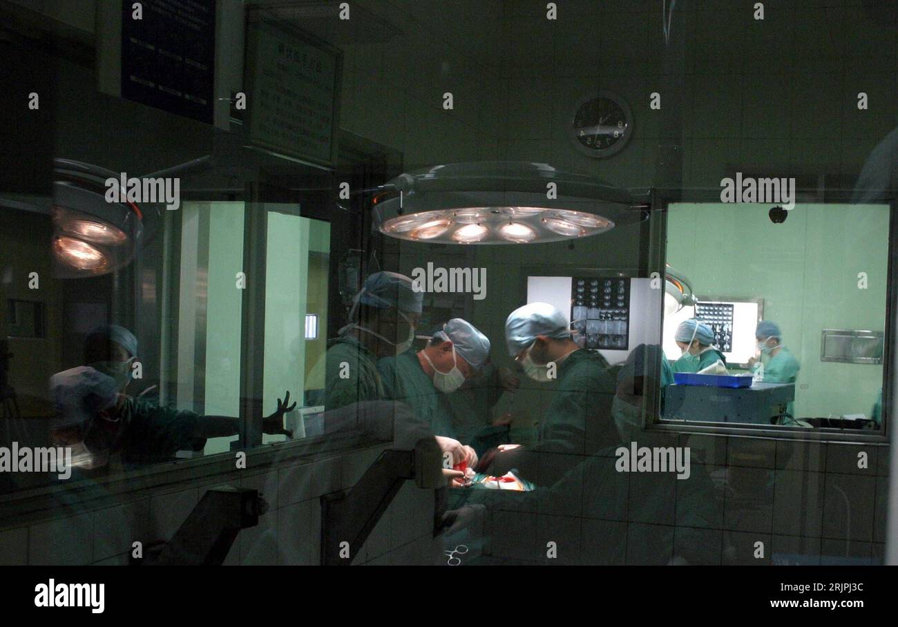 Bildnummer : 51193263 Datum : 13.04.2006 Copyright : imago/Xinhua Ärzte während einer Nierentransplantation im Wuhan Tongji Krankenhaus in Wuhan in der chinesischen Provinz Hubei - PUBLICATIONxNOTxINxCHN, Personen , Reflexionseffekt ; 2006, Wuhan, Krankenhaus, Krankenhäuser, Nieren, transplantation, Nierentransplantation, Operation, Operationen, Operationssaal, Operationssäle, OP, Arzt, Ärzte, chirurg, chirurgen; quer, Kbdig, Gruppenbild, Chine, , Medizin, Wissenschaft, Banque D'Images