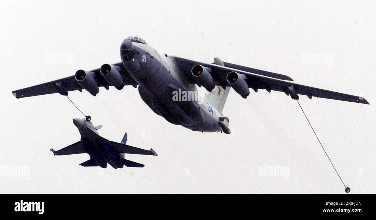 Bildnummer : 51195784 Datum : 18.03.2006 Copyright : imago/Xinhua il-78 Tankflugzeug betankt einen SU-30 Düsenjäger während einer Flugschau der Russischen Luftstreitkräfte Tianmenshan auf dem Lotus Flughafen in Zhangjiajie - Provinz Hunan, Objekte ; 2006, Zhangjiajie, Flugzeug, Flugzeuge, Tankflugzeug, Tankflugzeuge, Düsenflugzeug, Düsenflugzeuge, Düsenjet, Düsenjets, russisch, russische, russischer, Luftstreitkraft, Luftstreitkräfte, Flugshow, Flugshows, Fighter, Jagdflugzeug, Jagdflugzeuge, Kampfflugzeug, Kampfflugzeuge, Kampfjet, Kampfjets, auftanken, tanken, Tanken, Betanken, Betankung, Luft Banque D'Images