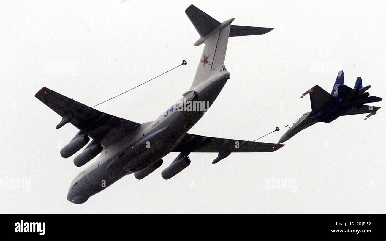 Bildnummer : 51195785 Datum : 18.03.2006 Copyright : imago/Xinhua il-78 Tankflugzeug betankt einen SU-30 Düsenjäger während einer Flugschau der Russischen Luftstreitkräfte Tianmenshan auf dem Lotus Flughafen in Zhangjiajie - Provinz Hunan, Objekte ; 2006, Zhangjiajie, Flugzeug, Flugzeuge, Tankflugzeug, Tankflugzeuge, Düsenflugzeug, Düsenflugzeuge, Düsenjet, Düsenjets, russisch, russische, russischer, Luftstreitkraft, Luftstreitkräfte, Flugshow, Flugshows, Fighter, Jagdflugzeug, Jagdflugzeuge, Kampfflugzeug, Kampfflugzeuge, Kampfjet, Kampfjets, auftanken, tanken, Tanken, Betanken, Betankung, Luft Banque D'Images