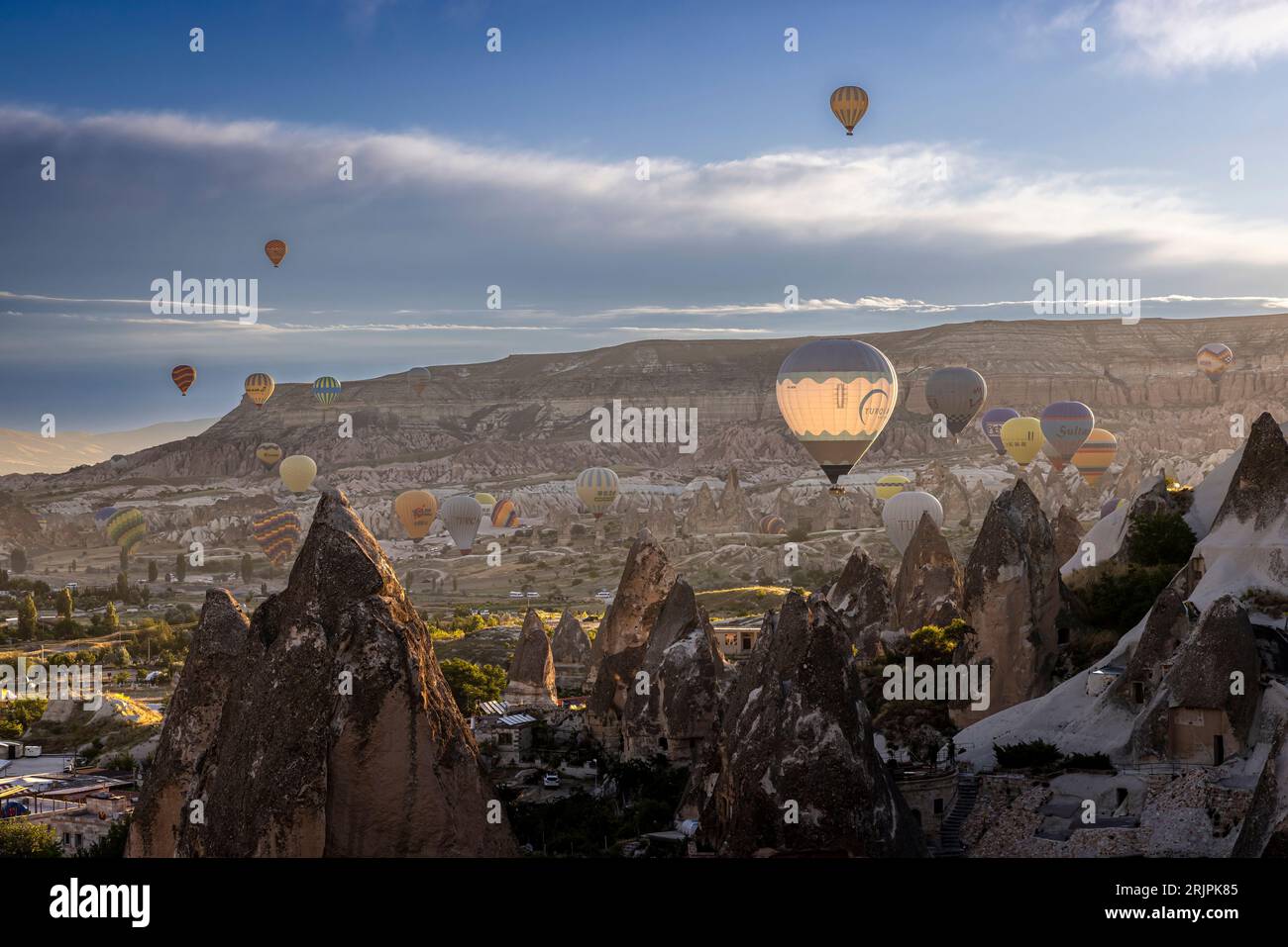 GOREME TURQUIE - 27 juin 2022 : des montgolfières survolent la ville de goreme au lever du soleil Banque D'Images