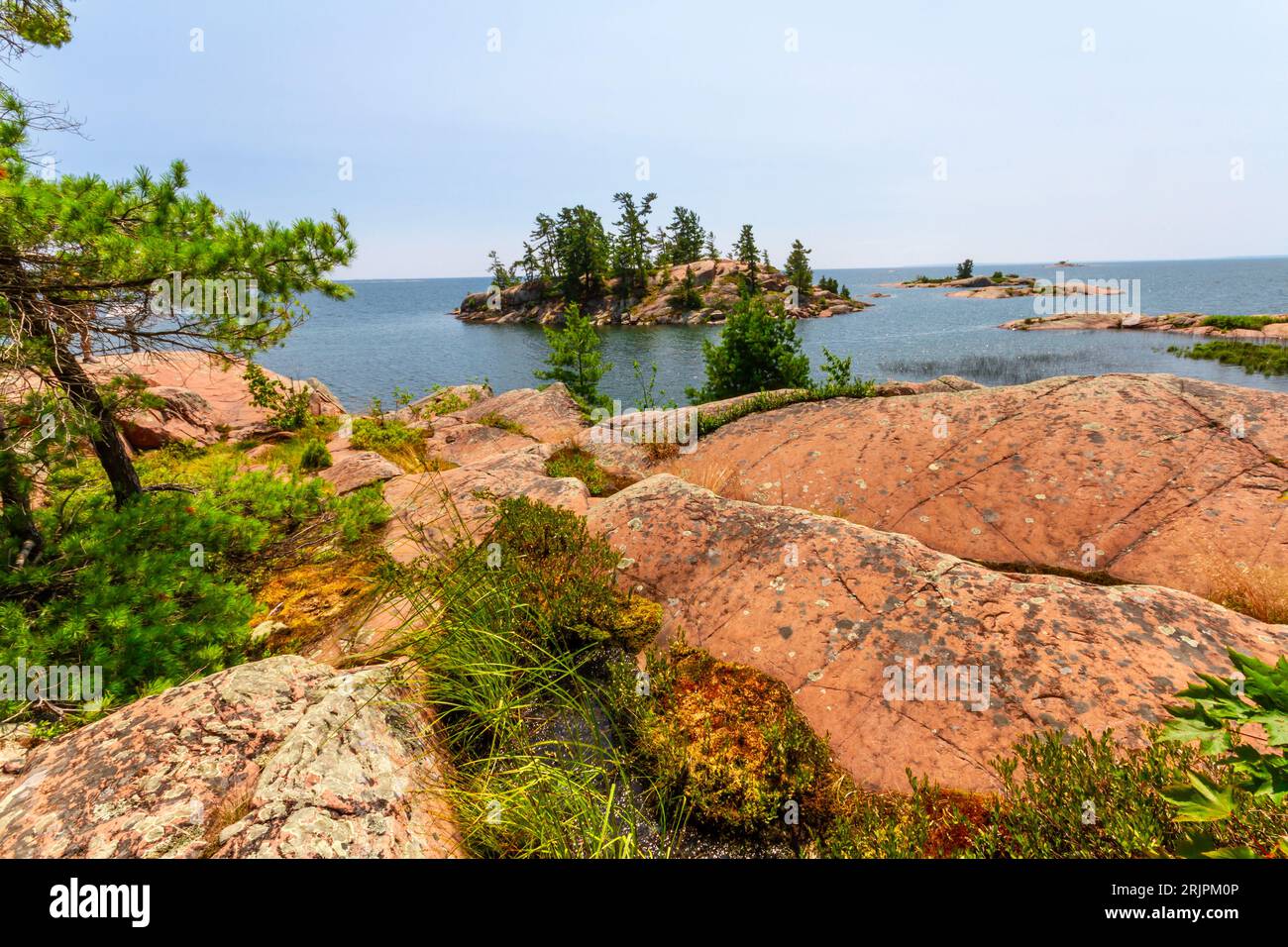Bay Roche Rivage le long du lac Huron. Granite roches rouges à l'embouchure du ...