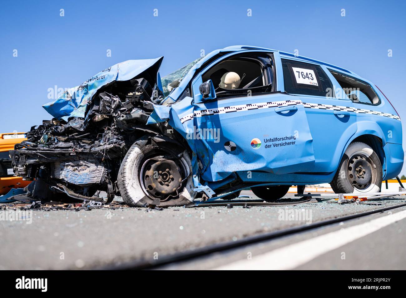 23 août 2023, Rhénanie-du-Nord-Westphalie, Münster : lors d'un crash test réalisé par l'Insurers accident Research (UDV) sur des conducteurs en mauvaise voie, l'une des deux voitures particulières qui ont chacune causé un accident frontal à 100 km/h se trouve sur le site du crash test. L'étude montre qui sont les conducteurs de mauvaise voie, quelles sont les causes et quel rôle jouent la maladie ou l'alcool. Head Brockmann utilise un crash test pour présenter la force avec laquelle deux voitures voyageant chacune à 100 kilomètres par heure entrent en collision frontale. Photo : Guido Kirchner/dpa Banque D'Images