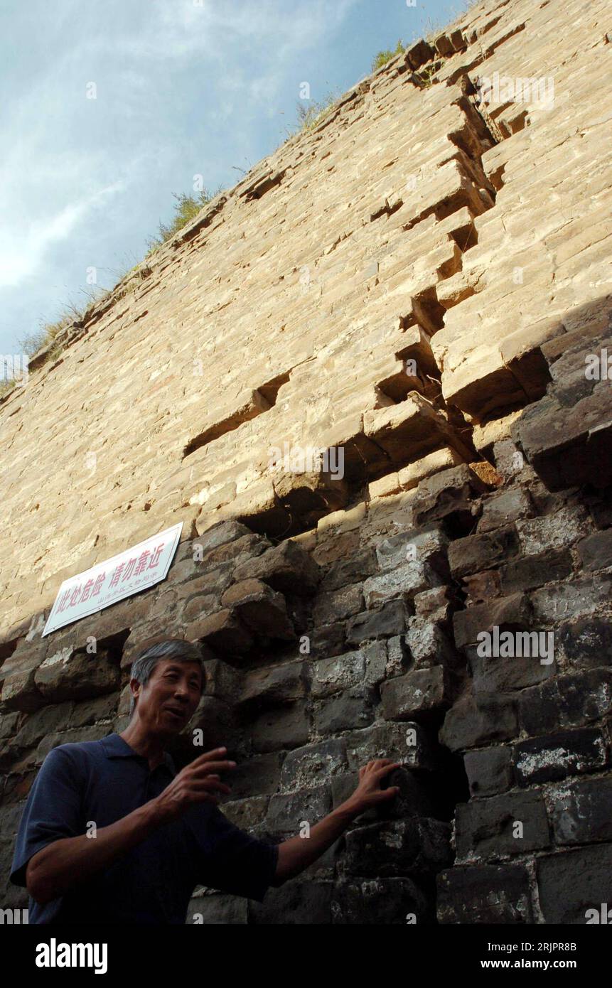 Bildnummer : 51224346 Date de référence : 29.08.2005 Copyright : imago/Xinhua Arbeiter zeigt einen Riss in der historischen Stadtmauer von Shijiazhuang am Shanhaiguan Pass - PUBLICATIONxNOTxINxCHN , Personen , außen, Gebäude, Außenansicht; 2005, Shijiazhuang, , Sehenswürdigkeit, historische,; , hoch, Kbdig, Einzelbild, , Chine, , / Mauer Banque D'Images