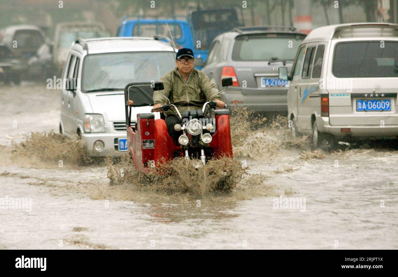Bildnummer : 51230847 Datum : 05.05.2006 Copyright : imago/Xinhua Älterer Mann fährt auf seinem Trike gefolgt von einem Auto auf einer durch starke Regenfälle überschwemmten Straße in Jinan - PUBLICATIONxNOTxINxCHN, Personen , Objekte ; 2006, Jinan, Shandong, Chinois, Chinois, Einheimischer, Einheimische, Land, Leute, Männer, Motorrad, Motorräder, Dreirad, Überschwemmung, Überschwemmungen, überschwemmt, überschwemmte, überflutet, überflutete, Überflutung, Überflutungen, Wetter , Regen, Unwetter, Pkws ; , quer, Kbdig, totale, Chine, , Straße, Verkehr, Banque D'Images