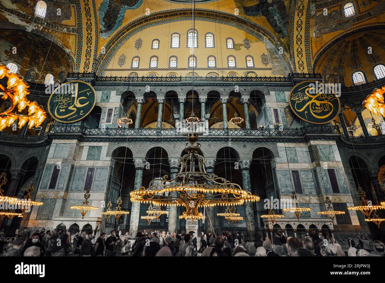 Le grand intérieur bondé de Sainte-Sophie. Istanbul, Turquie. Banque D'Images