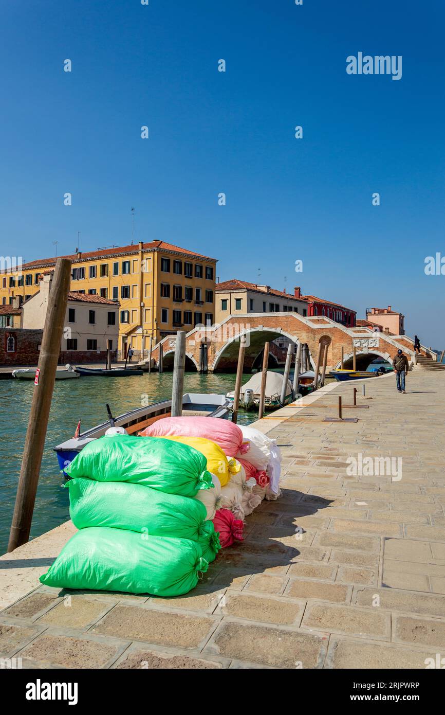 Sac dans la rue de Venise avec le Ponte dei Tre Archi en arrière-plan Banque D'Images