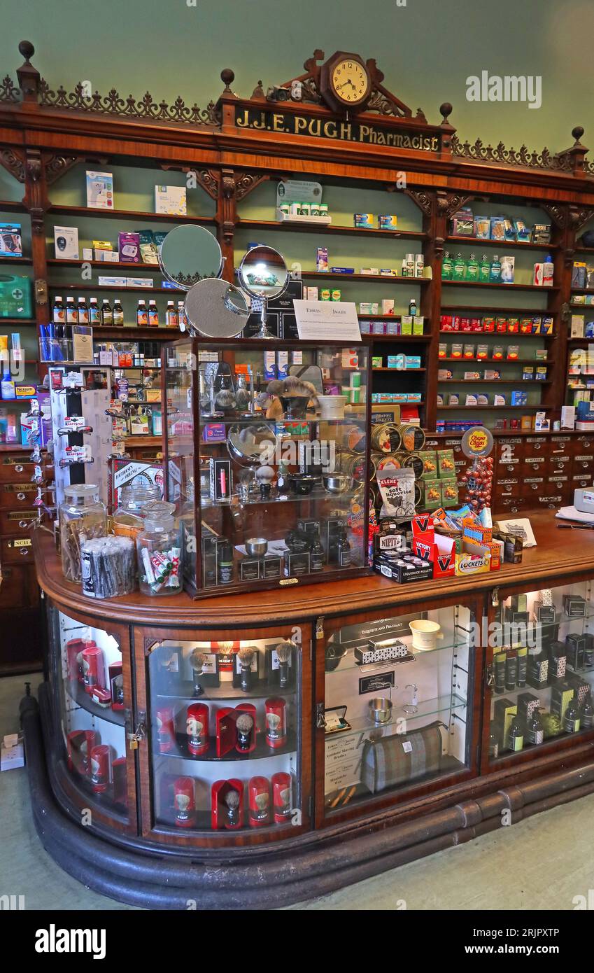 C R Clowes & son Ltd, intérieur de magasin de chimiste victorien, 4 Cavendish Circus, Buxton, High Peak, Derbyshire, ANGLETERRE, ROYAUME-UNI, SK17 6AX Banque D'Images