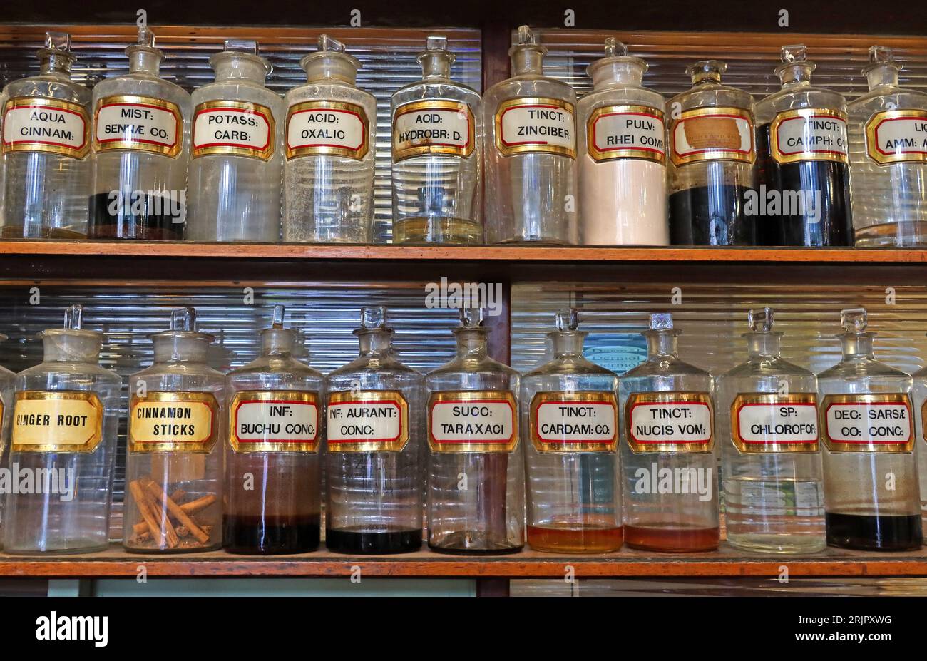 C R Clowes & son Ltd, Victorian Chemist Shop Interior Bottles, 4 Cavendish Circus, Buxton, High Peak, Derbyshire, ANGLETERRE, ROYAUME-UNI, SK17 6AX Banque D'Images