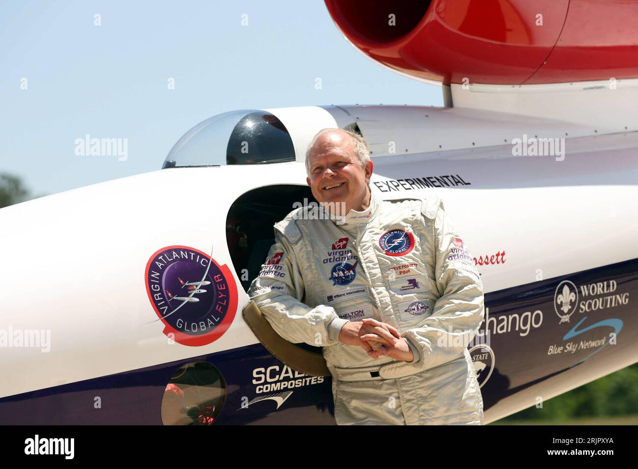 Weltumflieger Steve Fossett (USA) vor seinem Leichtflugzeug Virgin Atlantic Global Flyer am Steven F. Udvar-Hazy Center des National Air and Space Museums in Chantilly/Virginia in den Vereinigten Staaten von Amerika - PUBLICATIONxNOTxINxCHN Banque D'Images