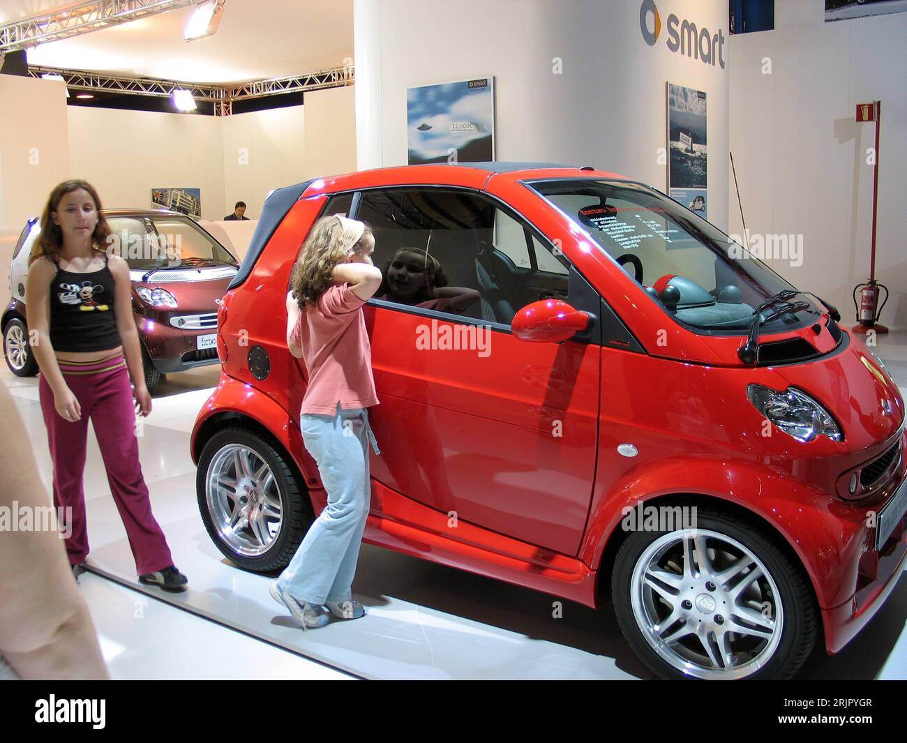 Bildnummer : 51261392 Datum : 28.05.2006 Copyright : imago/Xinhua Mädchen betrachten einen Smart während des 6. Internationalen Automobilsalon in Madrid PUBLICATIONxNOTxINxCHN, Objekte , Personen ; 2006, Madrid, salon International del Automovil de Madrid, Automobil, internationale, Internationaler, Autosalon, auto, Ausstellung, Messen, , Automobilindustrie, Präsentation, Mädchen, Kinder, Besucher,; , quer, Kbdig, Gruppenbild, Industrie, Wirtschaft, Espagnol, , Banque D'Images