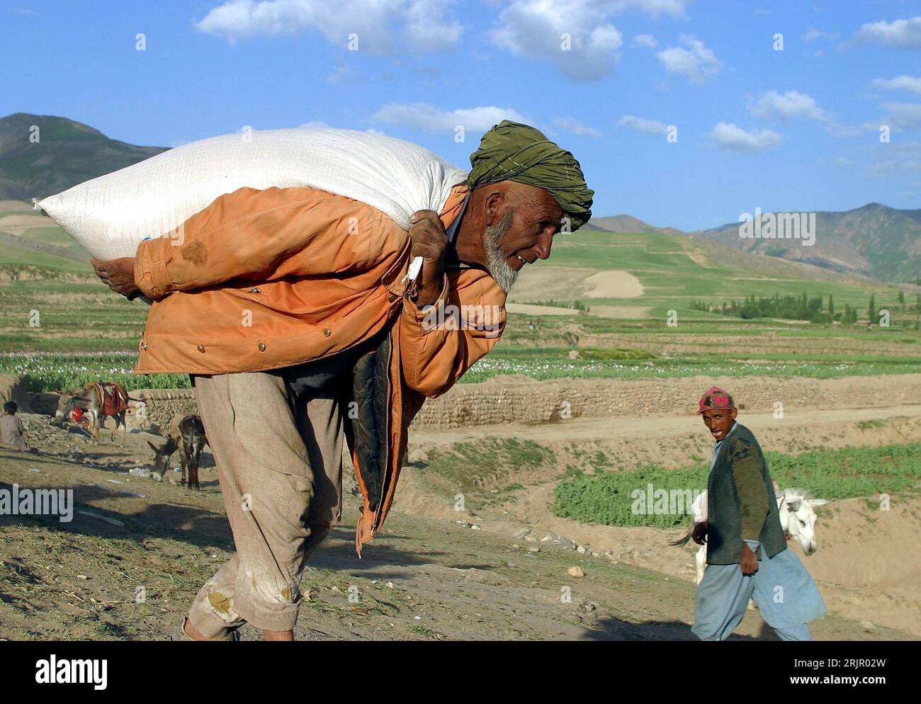 Bildnummer : 51264088 Datum : 23.06.2003 Copyright : imago/Xinhua Mann schleppt einen Sack mit Lebensmitteln den er vom Programme alimentaire mondial (PAM) erhalten Hat über ein Feld - Kabul PUBLICATIONxNOTxINxCHN, Personen ; 2003, Kabul, Mann, Männer, Sack, Säcke, Hilfslieferung, Hilfslieferungen, Programm, Vereinte Nationen, ONU, Hilfsprogramm, Hilfsprogramme, Welternährungsprogramm, Hilfsaktion, Hilfsaktionen, Nahrungsmittel, Lebensmittel; , quer, Kbdig, Einzelbild, Afghanistan, , / Hilfsgüter Banque D'Images