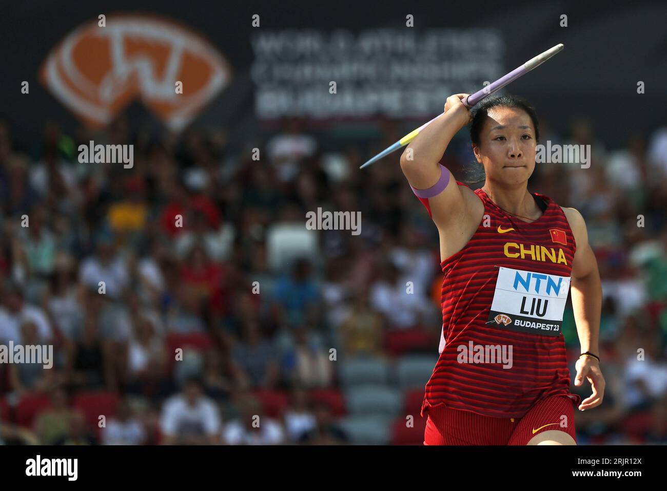 Budapest. 23 août 2023. Liu Shiying, de Chine, participe à la qualification de lancer Javelin féminin des Championnats du monde d'athlétisme Budapest 2023 à Budapest, Hongrie, le 23 août 2023. Crédit : Li Ming/Xinhua/Alamy Live News Banque D'Images