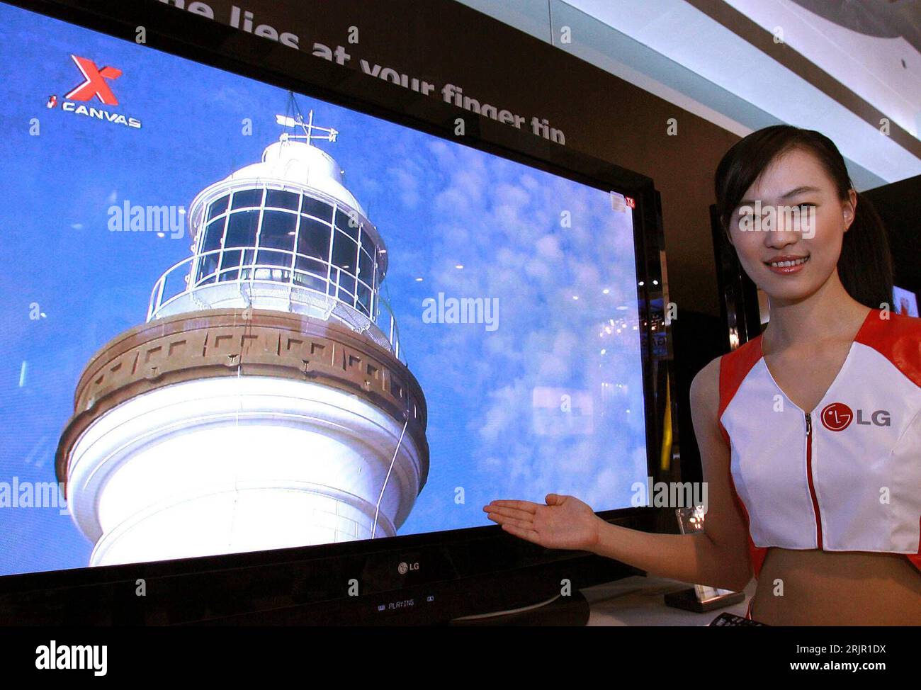 Bildnummer : 51271070 Date de référence : 23.05.2006 Copyright : imago/Xinhua Messehost präsentiert einen LG HDTV-Fernseher während der 9. Messe für Wissenschaft, technologie und Industrie in Peking - PUBLICATIONxNOTxINxCHN, Objekte , Personen ; 2006, Pékin, Messen, Messesand, Messestände, , Digital, digitales, digitaler, Fernsehen, télévision haute définition, HD-TV, Bildschirm, Bildschirme, Flachbildschirm, Flachbildschirme, Frau, Frauen, Messehostessen, Hostess, Hostessen, Elektronikindustrie, Elektroindustrie ; , quer, Kbdig, Einzelbild, close, Industrie, Wirtschaft, Chine, / Elevé- Banque D'Images