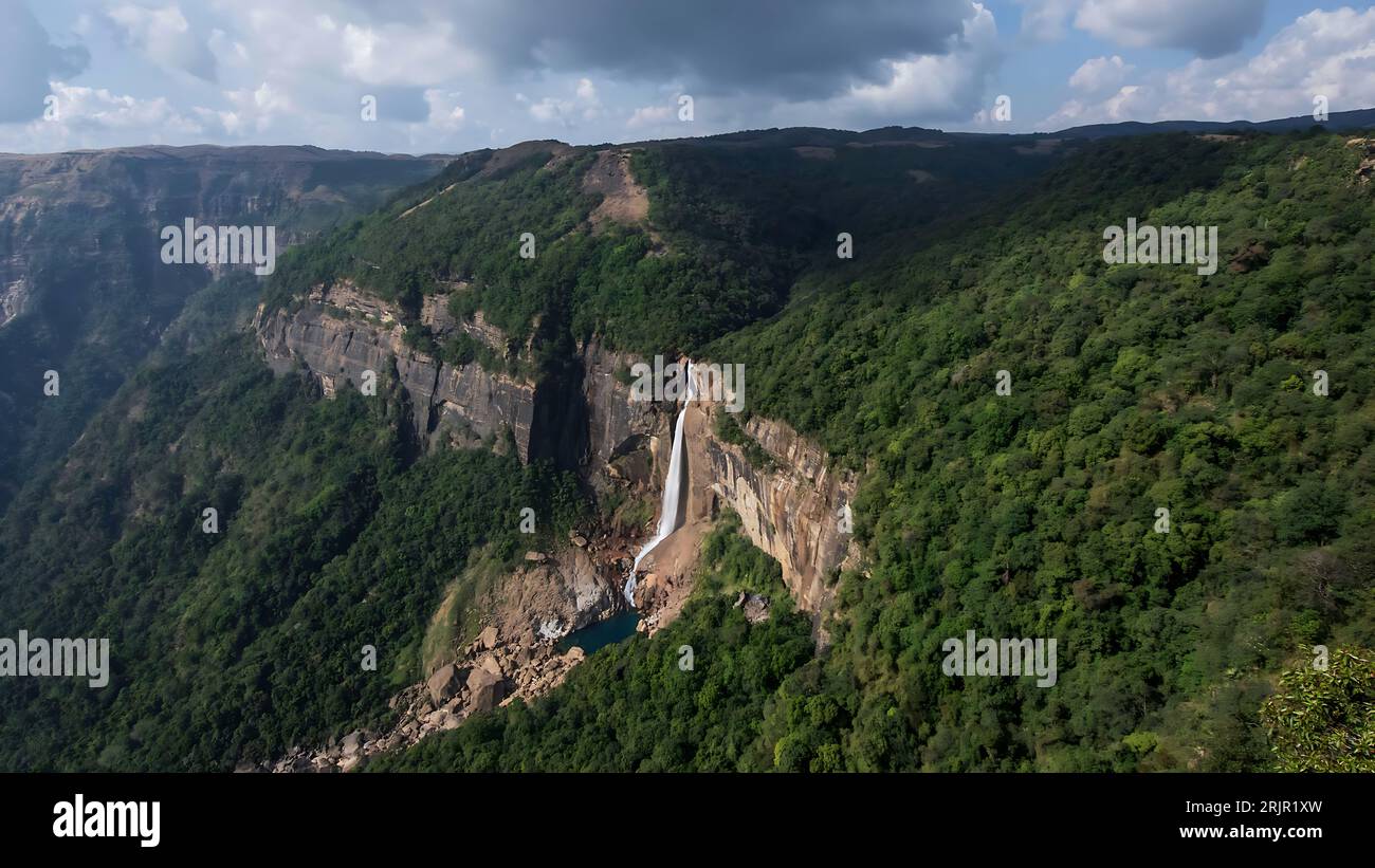 Une vue panoramique de la cascade de Nohkalikai à Cherapunji Meghalaya en Inde Banque D'Images