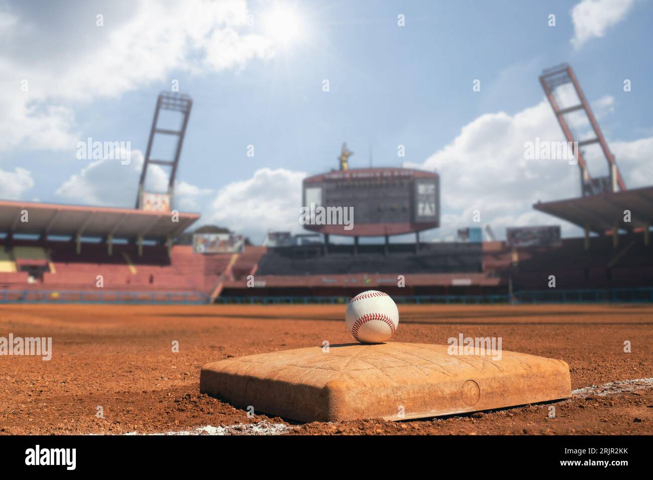 Un baseball vintage reposant sur le terrain d'un stade de sport, situé dans un décor pittoresque Banque D'Images