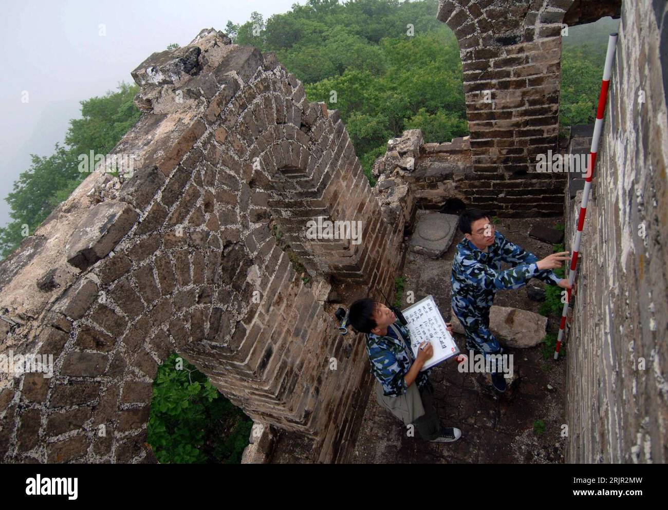 Bildnummer : 51278858 Datum : 04.06.2006 Copyright : imago/Xinhua Arbeiter BEI den ersten umfassenden Vermessungsarbeiten an der Chinesischen Mauer in der Provinz Yanqing in China - PUBLICATIONxNOTxINxCHN, Landschaft, Personen ; 2006, Yanqing, Pékin, Überrest, Rest, reste, Chinesische, Vermesser, Vermessungsarbeit, Vermessen, Landvermesser, Vermessung, Mitarbeiter, Vermessungstechniker, ; , quer, Kbdig, totale, Vogelpersektive, Perspektive, China, Arbeitswelten, Gesellschaft, , Archäologie, Wissenschaft, / Chinois, Chinesen, Mann, Männer Banque D'Images