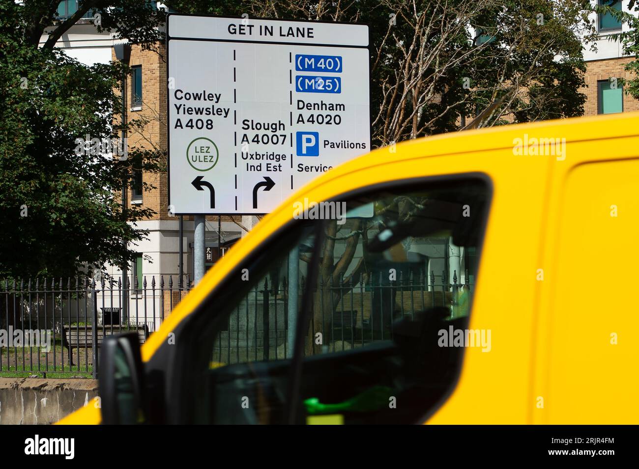 Uxbridge, Royaume-Uni. 23 août 2023. De nouvelles caméras et panneaux ULEZ (photo) ont été installés autour de la ville d'Uxbridge dans le quartier londonien de Hillingdon. Il a été signalé aujourd ' hui que le Gouvernement avait pris des conseils juridiques et n ' essaierait pas d ' empêcher Sadiq Khan de déployer la nouvelle zone élargie de l ' ULEZ. À partir du 29 août, Uxbridge et les vastes zones de l'extérieur de Londres feront partie de la zone d'ultra-faible émission étendue qui est mise en place par le maire de Londres Sadiq Khan et transport for London. Ceux qui conduisent à Uxbridge devront soit avoir un véhicule conforme à ULEZ ou payer £12,50 e. Banque D'Images